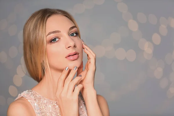 Retrato de una hermosa joven con manicura brillante sobre fondo borroso, espacio para el texto. Tendencias de esmalte de uñas — Foto de Stock