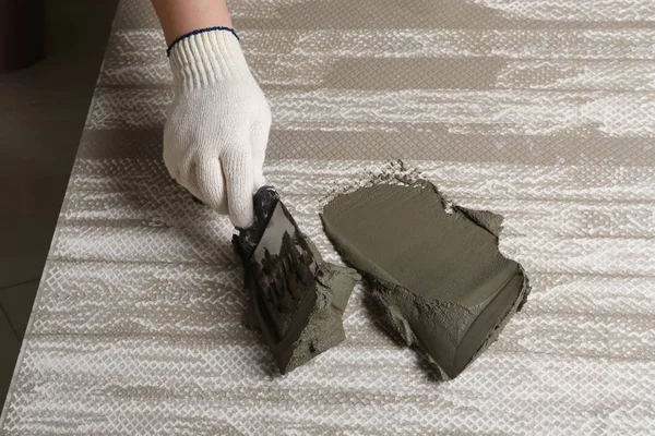 Trabalhador espalhando concreto na telha cerâmica com espátula, close-up. Espaço para texto — Fotografia de Stock
