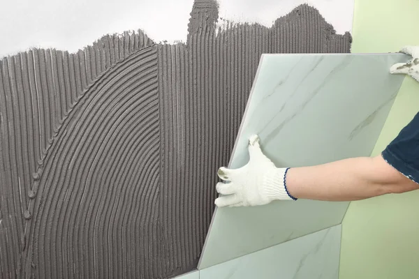 Trabajador instalación de baldosas de cerámica en la pared, primer plano. Espacio para texto — Foto de Stock