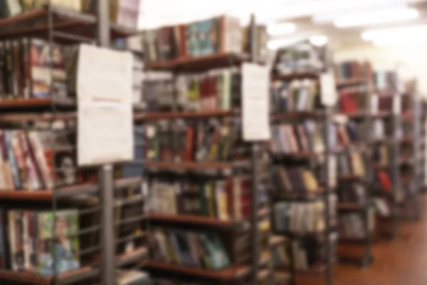 Wazig zicht op open kasten met boeken in de bibliotheek — Stockfoto