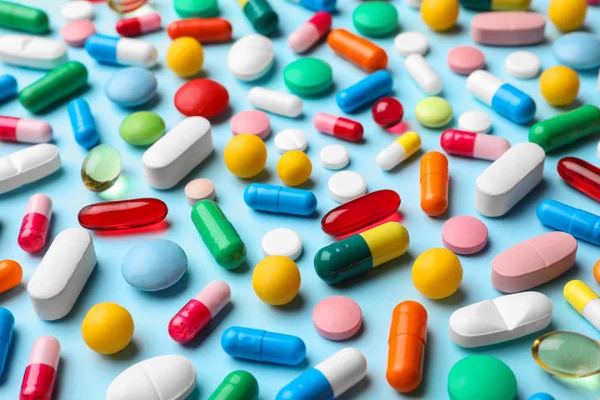 Διαφορετικά χάπια στο φόντο χρώμα, κοντινό πλάνο — Φωτογραφία Αρχείου