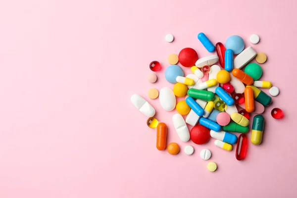 Stapel verschiedener Pillen auf farbigem Hintergrund, Draufsicht. Raum für Text — Stockfoto