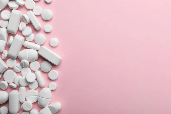 Verschiedene Pillen auf farbigem Hintergrund, Draufsicht. Raum für Text — Stockfoto