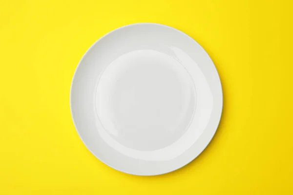 Clean empty plate on color background, top view — Stock Photo, Image