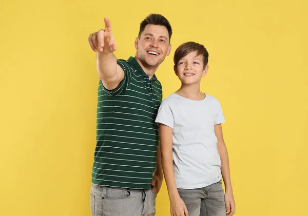 Porträtt av pappa och hans son på färg bakgrund — Stockfoto