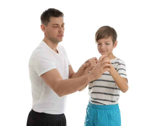 Papá enseñando a su hijo a luchar aislado en blanco — Foto de Stock