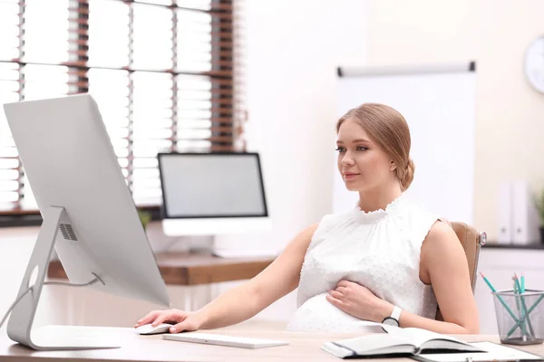 Genç hamile kadın çalışma ile bilgisayar içinde masa içinde ofis — Stok fotoğraf