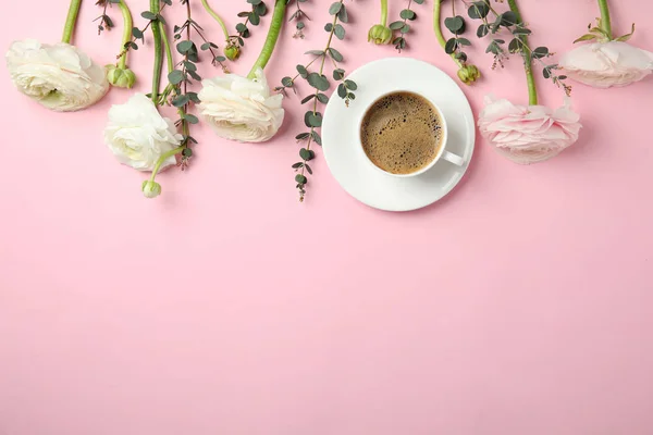 Vlakke lay samenstelling met de lente Ranunculus bloemen en kop van koffie op kleuren achtergrond. Ruimte voor tekst — Stockfoto