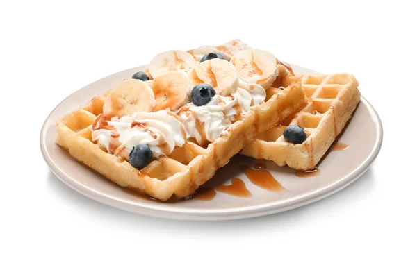 Assiette avec gaufres délicieuses, crème fouettée, bleuets et banane sur fond blanc — Photo