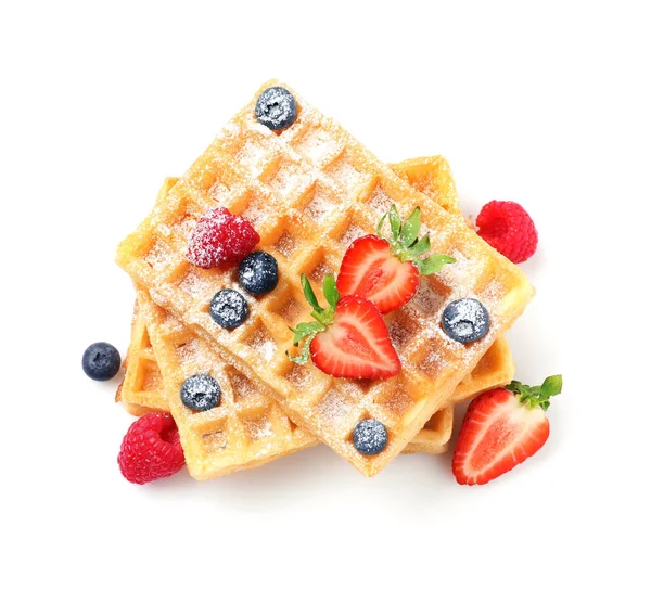 Deliciosos waffles com bagas no fundo branco, vista superior — Fotografia de Stock