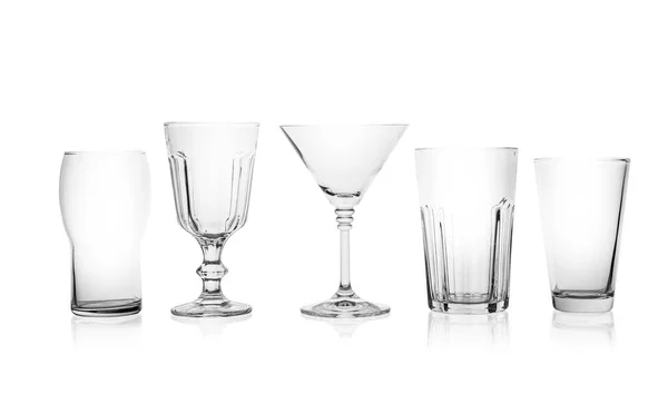 Set de vasos vacíos para diferentes bebidas sobre fondo blanco — Foto de Stock