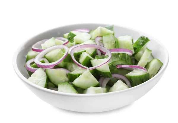 Вкусный свежий салат из лука огурца в миске на белом фоне — стоковое фото