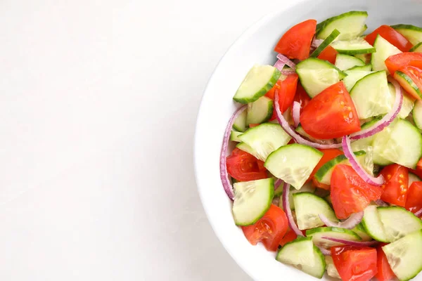 Köstliche frische Gurkentomatensalat in Schüssel auf dem Tisch, Draufsicht. Raum für Text — Stockfoto