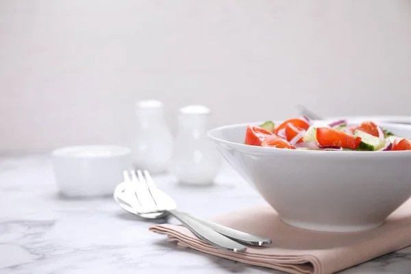 Deliciosa salada de tomate de pepino fresco servida na mesa, espaço para texto — Fotografia de Stock