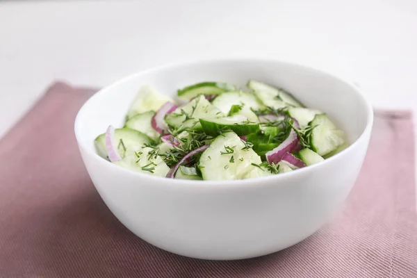 Köstliche frische Gurken Zwiebelsalat in Schüssel auf dem Tisch serviert — Stockfoto