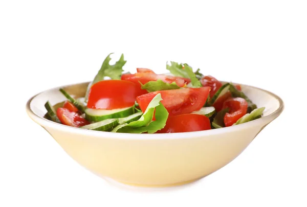 Deliciosa salada de tomate de pepino fresco em tigela no fundo branco — Fotografia de Stock