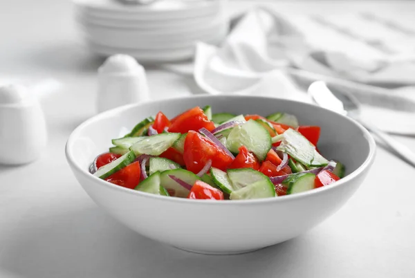 Leckerer frischer Gurkentomatensalat in Schüssel auf dem Tisch — Stockfoto