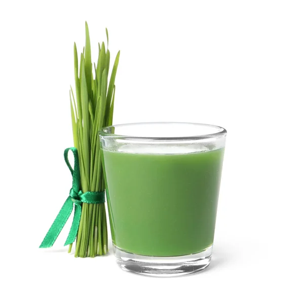 Склянка свіжого пшеничного трав'яного соку та паростків на білому тлі — стокове фото