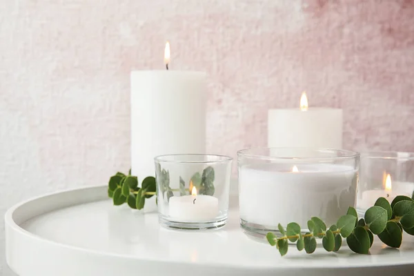 Composición con velas aromáticas ardientes y eucalipto sobre la mesa. Espacio para texto — Foto de Stock