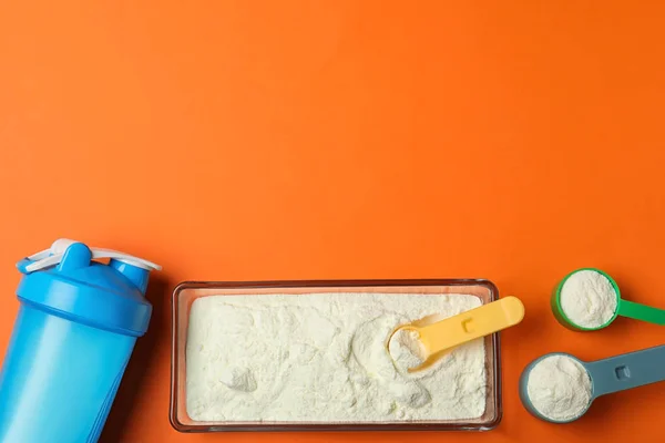 Vlakke lay samenstelling met eiwit poeder op kleuren achtergrond. Ruimte voor tekst — Stockfoto