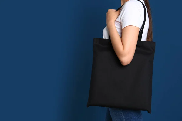 Nő stílusos üres öko táska ellen színes háttér, closeup. Szóköz a szöveghez — Stock Fotó