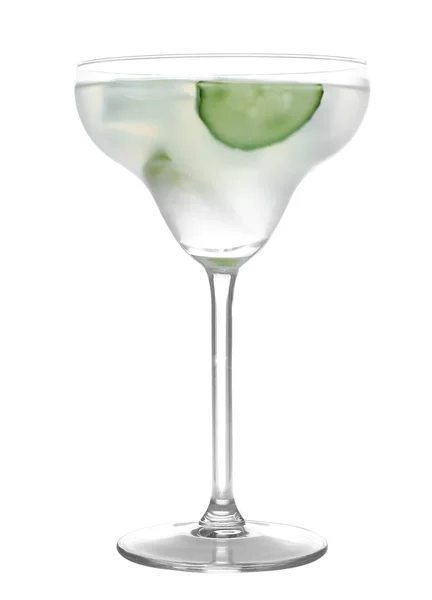 Склянка смачного мартіні з огірком та лаймом на білому тлі — стокове фото