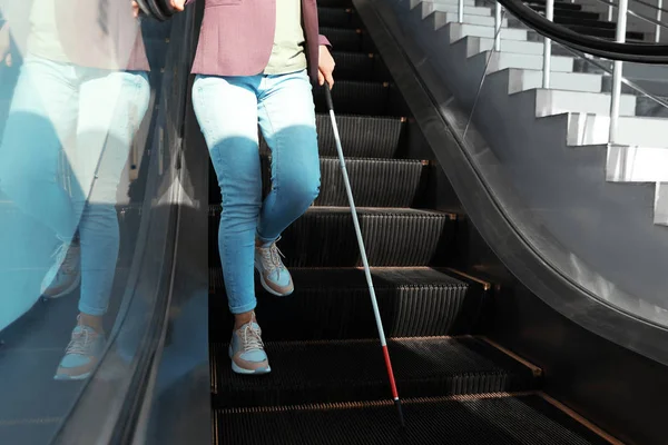 Cego com cana longa na escada rolante dentro de casa — Fotografia de Stock