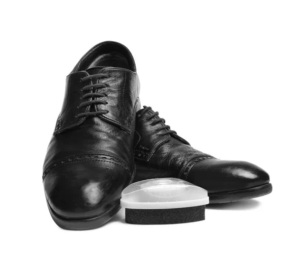 Стильная мужская обувь и полировка губкой на белом фоне — стоковое фото