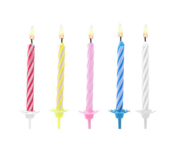 Candele di colore torta di compleanno su sfondo bianco — Foto Stock