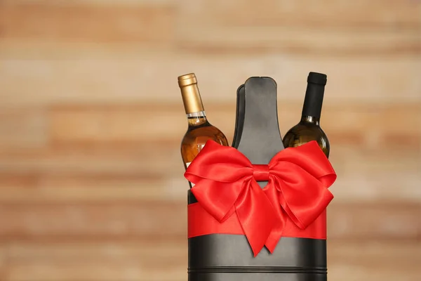 Paquete festivo con botellas de vino sobre fondo borroso. Espacio para texto —  Fotos de Stock