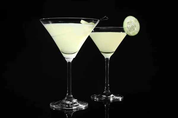 Gläser leckerer Gurken-Martini auf dunklem Hintergrund — Stockfoto