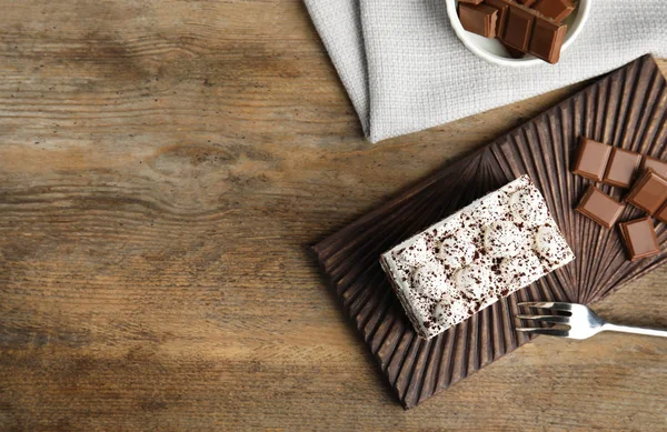 Composition plate avec gâteau tiramisu sur table en bois, espace pour le texte — Photo