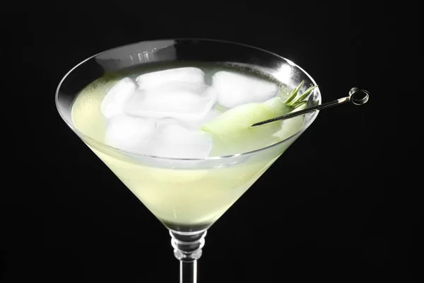 Glass of delicious cucumber martini with ice on dark background, closeup — Stock Photo, Image