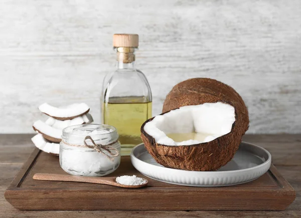 Samenstelling met natuurlijke organische kokosolie op houten tafel — Stockfoto