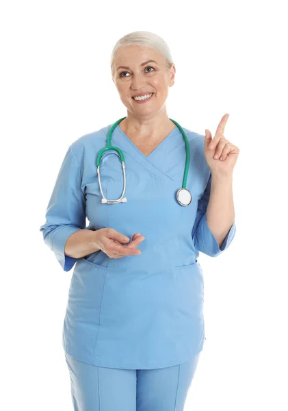Πορτρέτο του γυναικείου γιατρού σε ποδιά απομονωμένη σε λευκό. Ιατρικό προσωπικό — Φωτογραφία Αρχείου