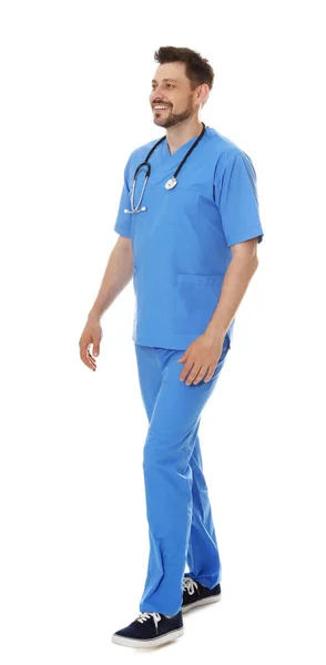 Full length Portret van glimlachende mannelijke arts in Scrubs geïsoleerd op wit. Medisch personeel — Stockfoto