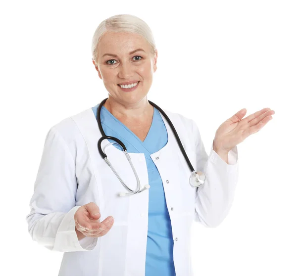 Portrét ženského lékaře izolovaného na bílém. Zdravotnický personál — Stock fotografie
