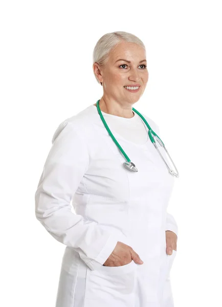 Portræt af kvindelig læge isoleret på hvidt. Lægepersonale - Stock-foto