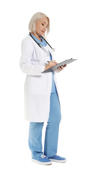 Ritratto a figura intera di medico donna con appunti isolati su bianco. Personale medico — Foto Stock
