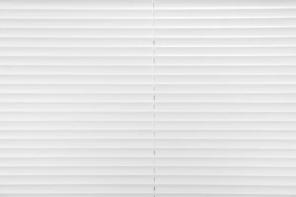 배경으로 닫힌 흰색 수평 블라인드와 창 — 스톡 사진
