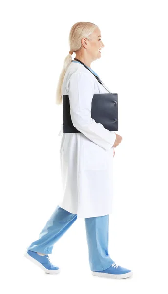 Портрет повної довжини жінки-лікаря з буферами ізольовані на білому. Медичний персонал — стокове фото