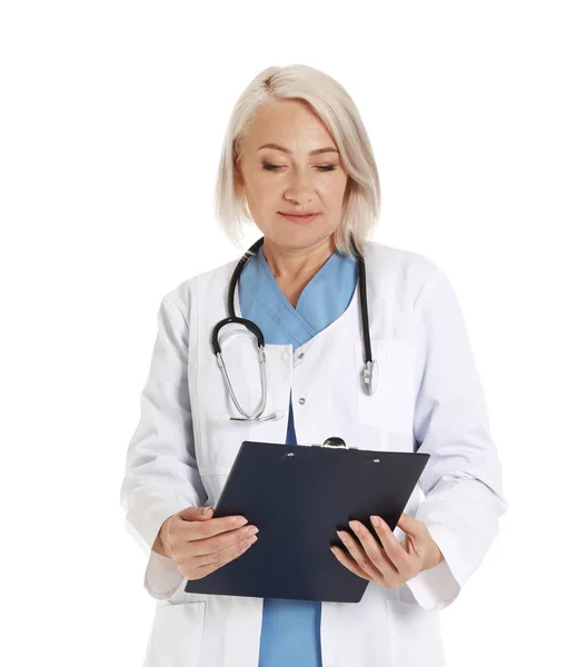 Retrato de médico feminino com área de transferência isolada em branco. Pessoal médico — Fotografia de Stock