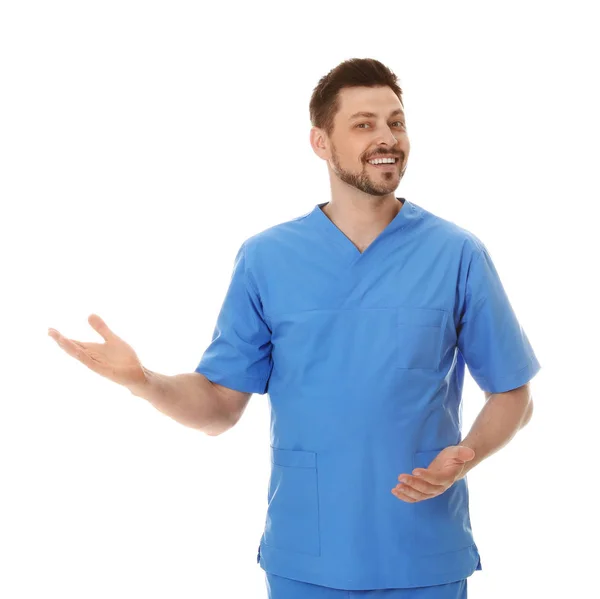 Πορτρέτο του χαμογελαστή αρσενικό γιατρό σε ποδιά απομονώνονται σε λευκό. Ιατρικό προσωπικό — Φωτογραφία Αρχείου
