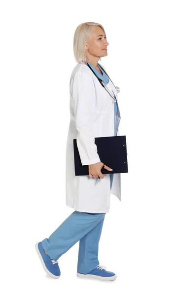 Retrato de comprimento total de médico feminino com área de transferência isolada em branco. Pessoal médico — Fotografia de Stock