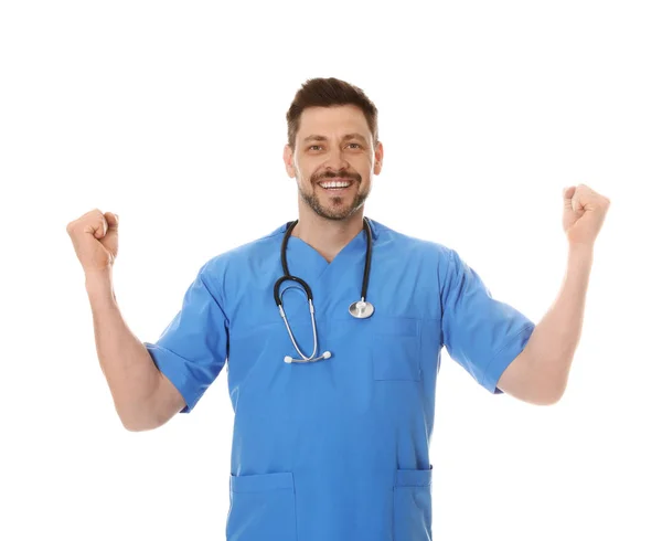 Портрет усміхненого лікаря-чоловіка в скрабах ізольовано на білому. Медичний персонал — стокове фото