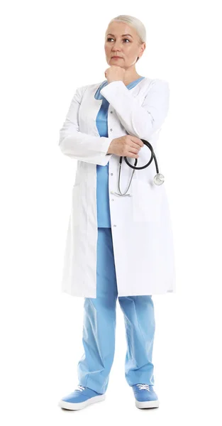 Ολόσωμο πορτραίτο του στοχαστικό θηλυκό γιατρό απομονωμένο σε λευκό. Ιατρικό προσωπικό — Φωτογραφία Αρχείου