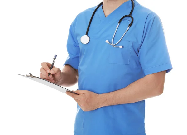 Closeup mužského lékaře ve skockách se stetoskskopem a schránkou izolovanou na bílém. Zdravotnický personál — Stock fotografie