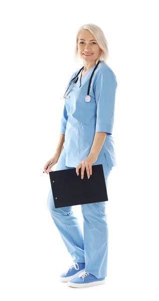 Ritratto a figura intera di medico donna in scrub isolato su bianco. Personale medico — Foto Stock