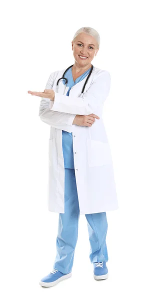 Ganzkörperporträt einer Ärztin, isoliert auf weiß. medizinisches Personal — Stockfoto