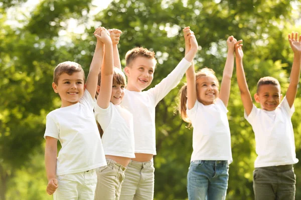 Grupo de niños tomados de la mano en el parque. Proyecto de voluntariado — Foto de Stock